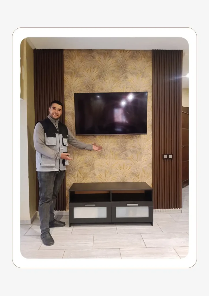 تركيب ورق الحائط خلف شاشة التلفاز في صالون عصري من تنفيذ Decor Samir بمراكش