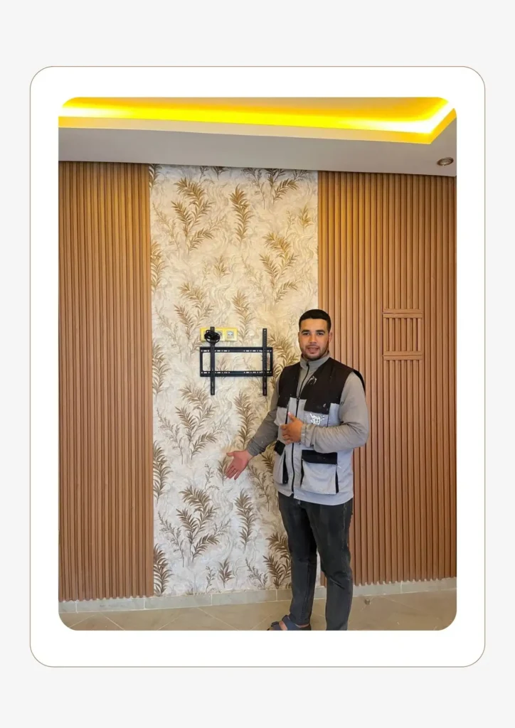 فني Decor Samir يعرض نتيجة تركيب ورق الحائط المزخرف في غرفة عصرية بمراكش
